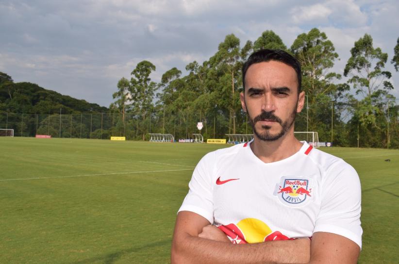 Tiago Alves com a camisa do Red Bull (Divulgação/ Red bull)