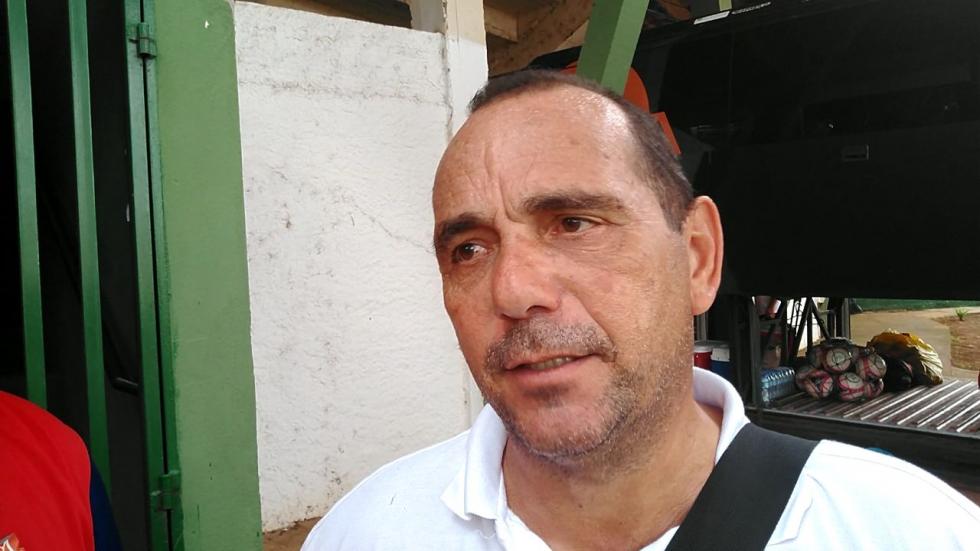 Betão Alcântara vê elenco comprometido (Foto: Eduardo Lustosa / Atibaia)