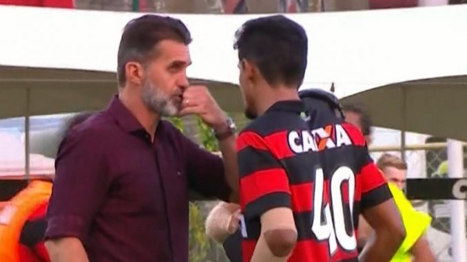 Baiano: Leitura labial mostra que Mancini pediu para jogador do Vitória tomar 2º cartão