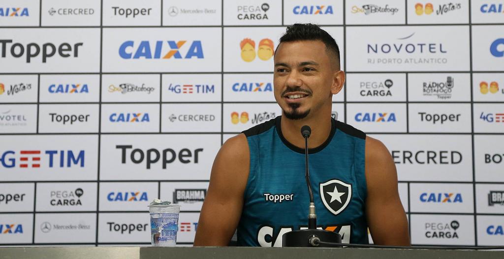 Lindoso concedeu entrevista coletiva nesta segunda-feira (Foto: Botafogo)