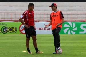 Paulistão: Léo Condé projeta Botafogo brigando com Santos pela classificação