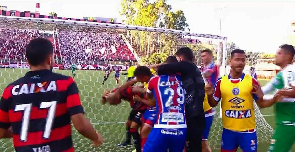 Baiano: Bryan e Kanu, do Vitória, prestam queixa contra três jogadores do Bahia