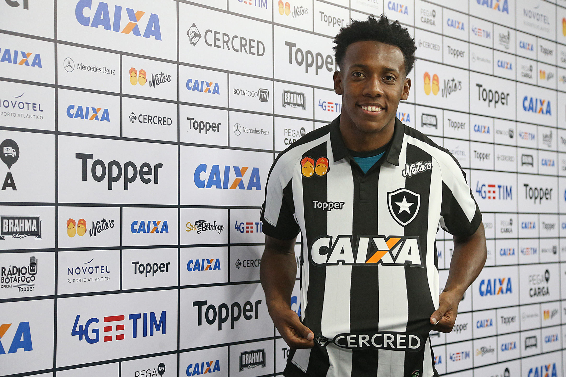 Ex-Corinthians é apresentado no Botafogo e declara: ‘Resposta será dentro de campo’