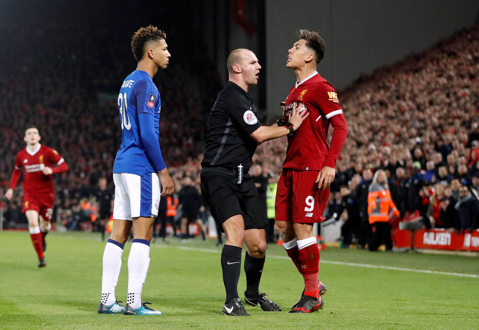 Após investigação, Firmino se livra de acusação de racismo em jogo do Liverpool