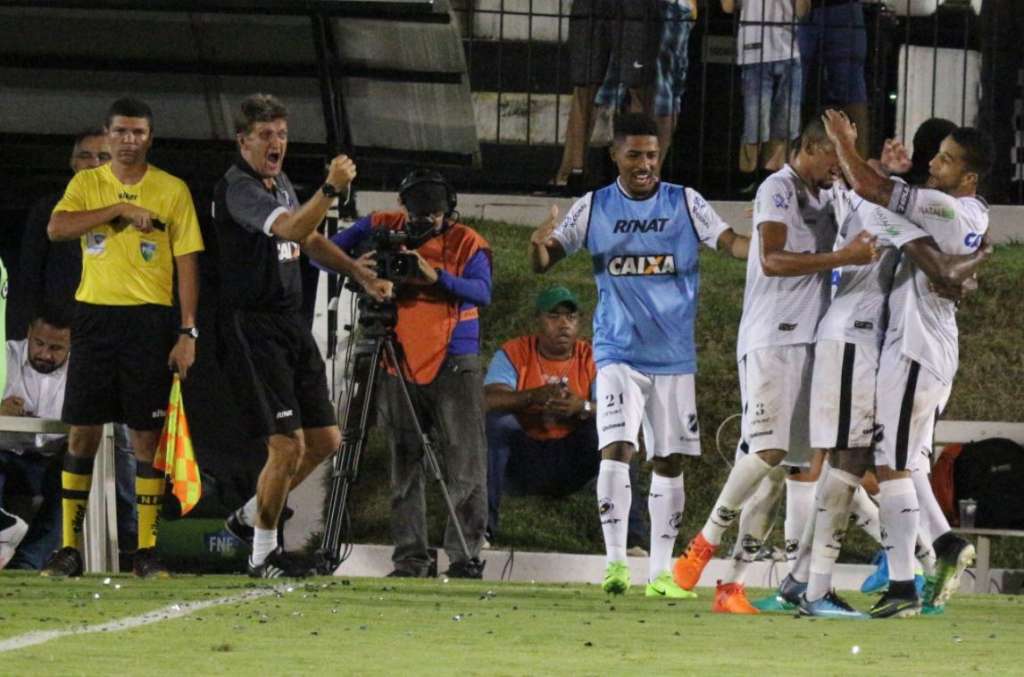 Jogadores do ABC comemoram o gol que garantiu a vitória diante do Santa Cruz (Foto: Andrei Torres/ABC FC)