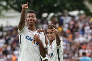 Pedidos pela torcida, Pedrinho e Carlinhos não estão prontos no Corinthians