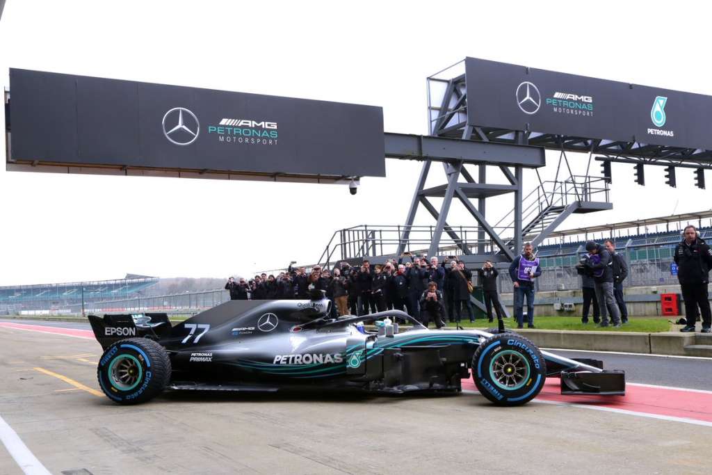 Mercedes exibe carro com poucas mudanças e Bottas guia modelo W09 em Silverstone