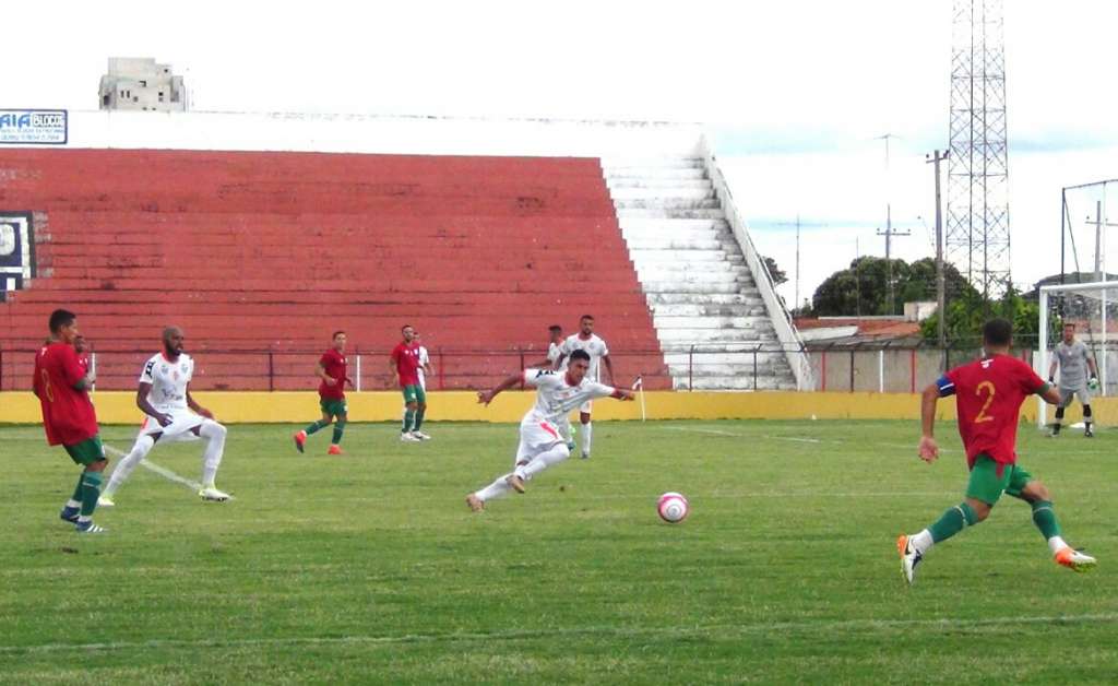 Sérgio Guedes, técnico da Portuguesa Santista, fala do empate com o Atibaia (Foto: Victor de Andrade / O Curioso do Futebol)