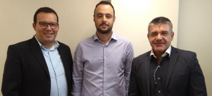 Luciano Luiz, 2.º vice da Aceisp (à esquerda), Bernardo Itri (centro) e Guina Paiva, presidente em exercício (à direita)