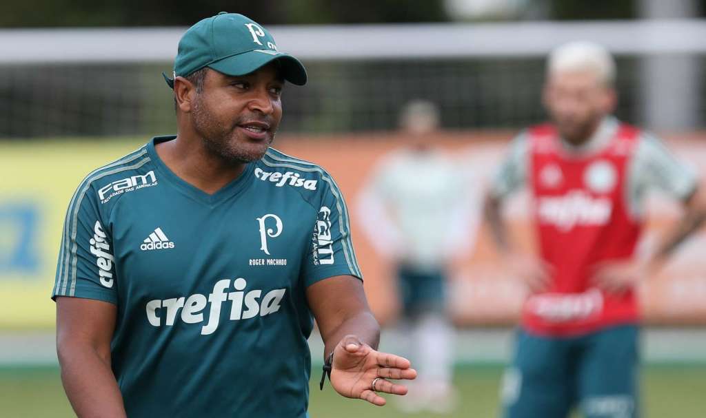 O técnico Roger Machado começou a definir o Palmeiras para o clássico contra o Corinthians nesta quinta-feira