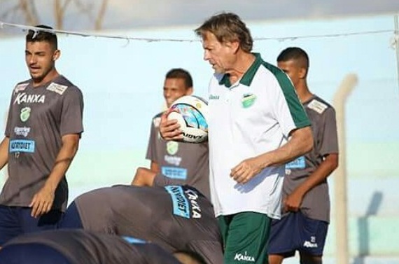 Piauiense: Chorando, dirigente demite ‘Senhor Waldemar’ do Altos; Substituto contratado