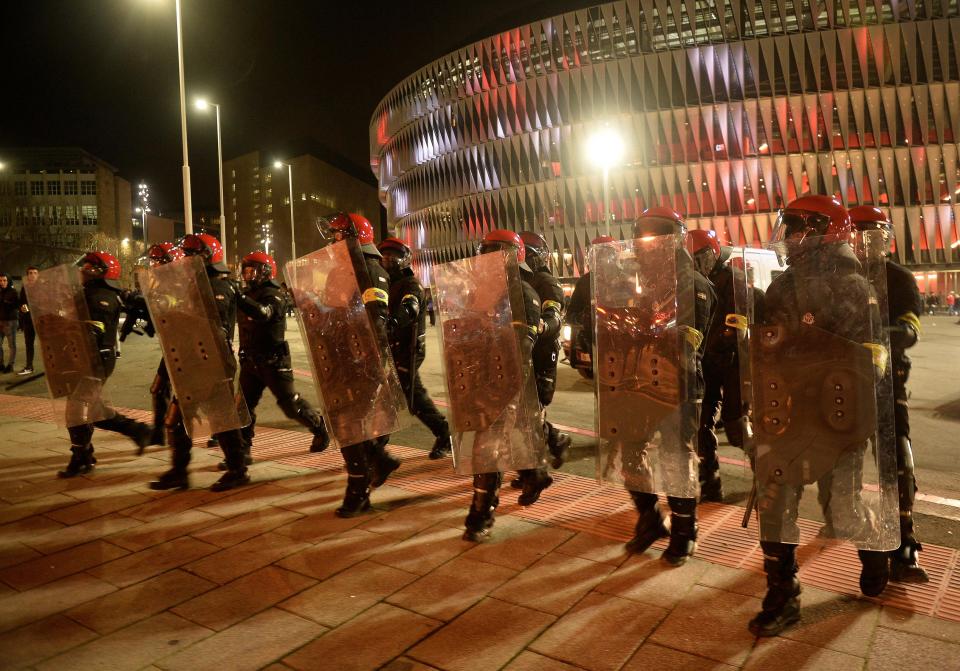 Policial morre de enfarte em confronto com torcida russa em jogo da Liga Europa