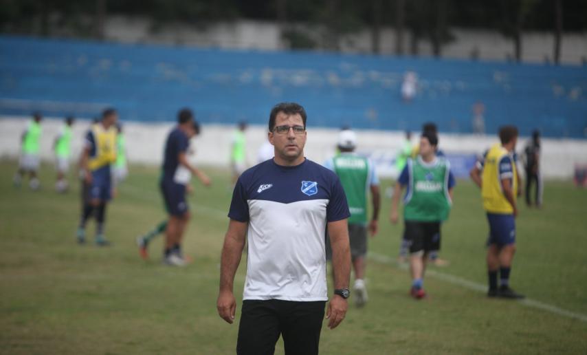 Marcelo Martelotte busca vitória para amenizar clima (Foto: Rogério Marques / Taubaté)