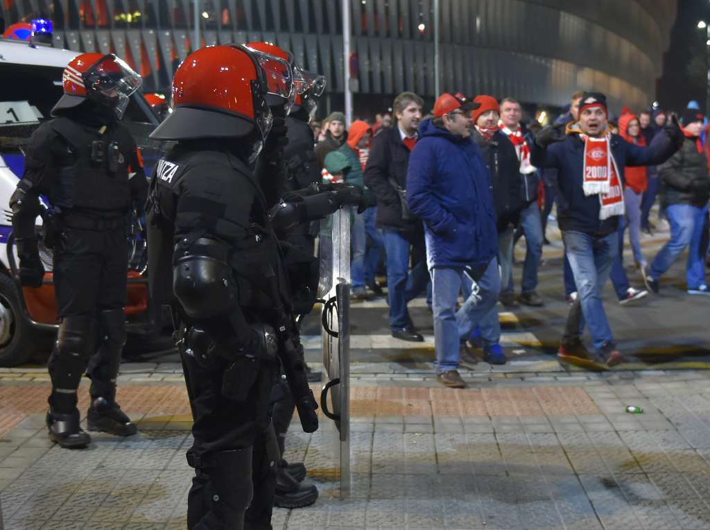 Morte de policial não teve relação direta com violência em Bilbao (Foto: Ander Gillenea/AFP)