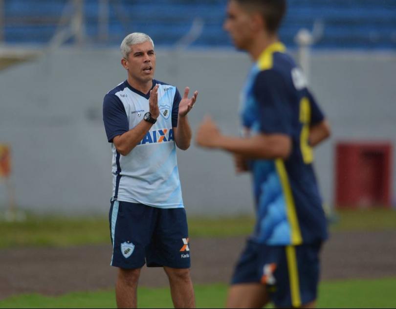 Após demitir comissão técnica do Londrina, gestor volta atrás: “Estava muito nervoso”