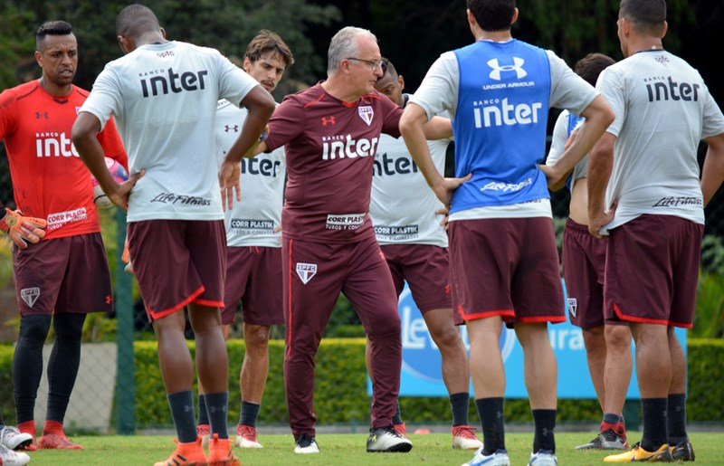 Pressionado, Dorival Júnior tem que conviver na sombra de ex-Palmeiras no São Paulo