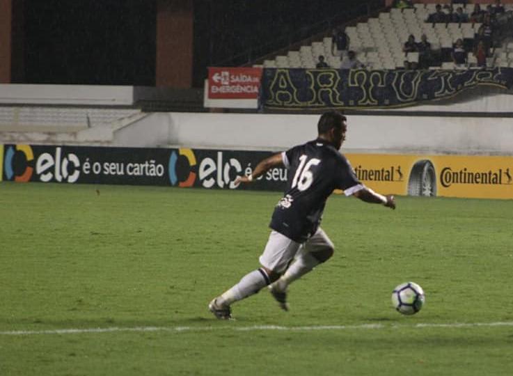 Remo tropeça e fica pressionado