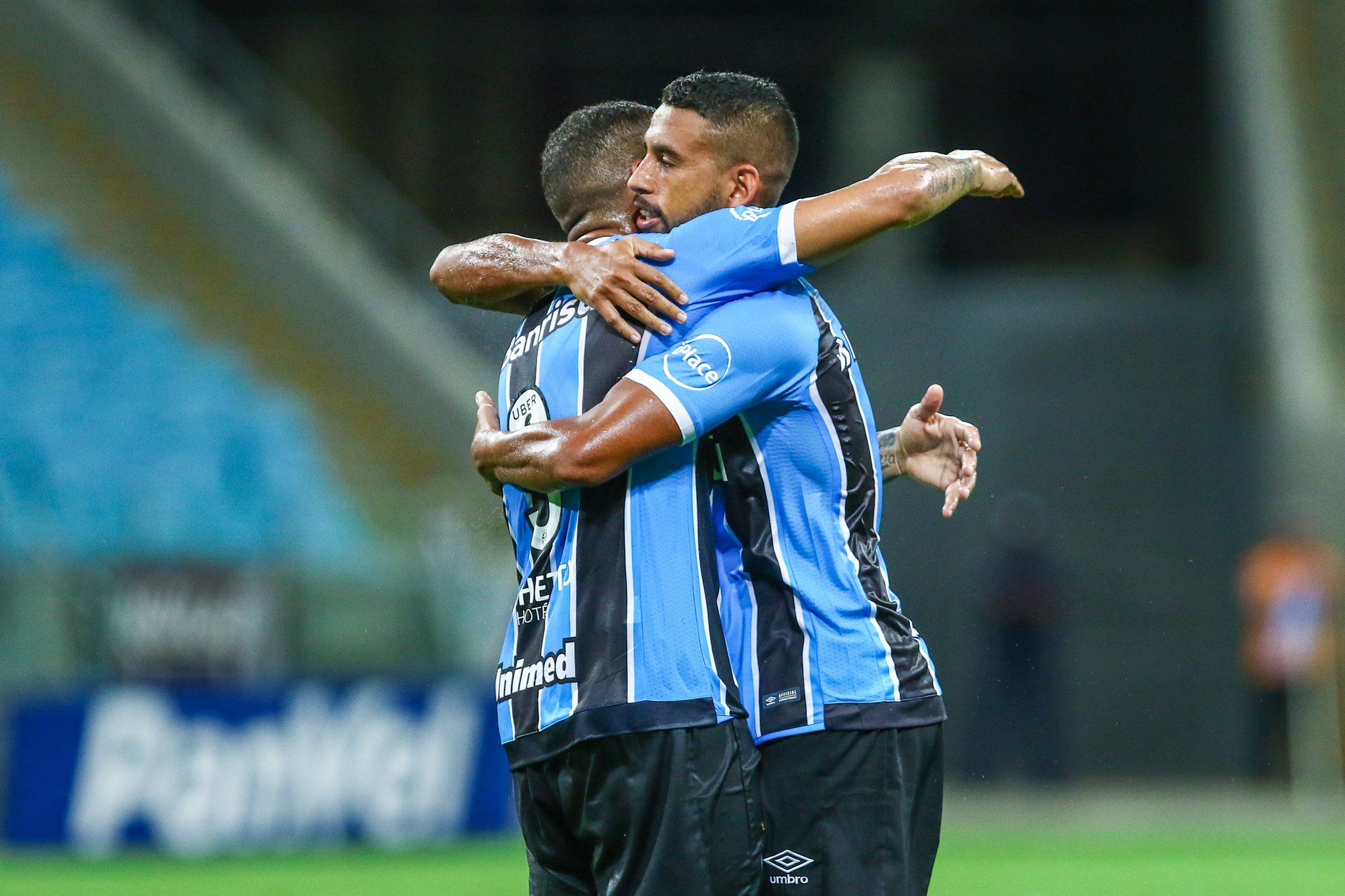 GAÚCHO: Com gol relâmpago e fim de jejum, Grêmio bate Novo Hamburgo e respira