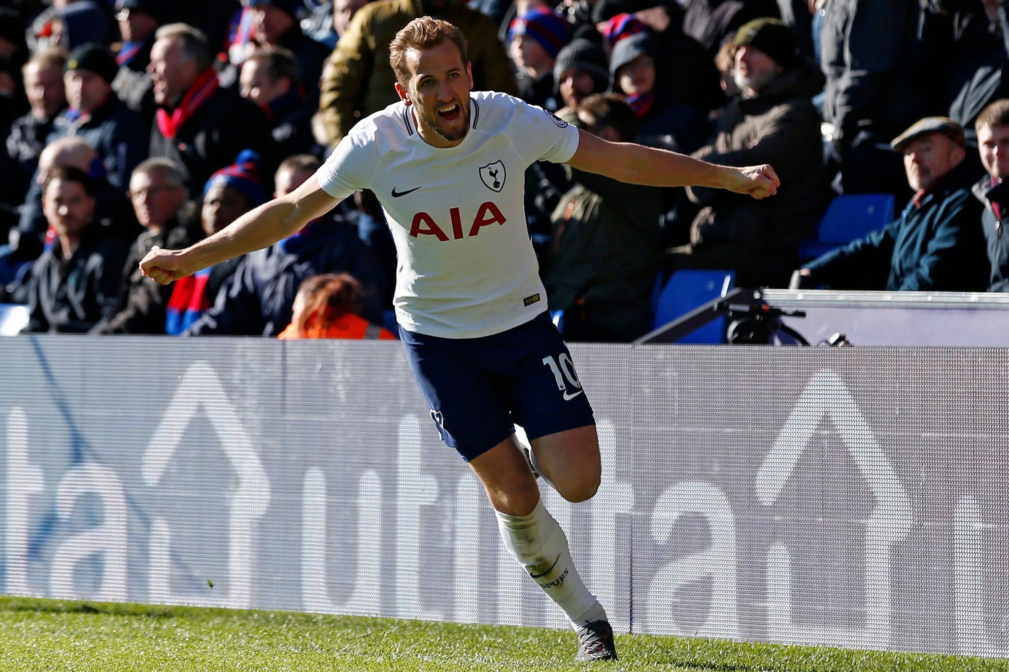 INGLÊS: Kane marca no fim, Tottenham bate o Crystal Palace e se aproxima dos líderes