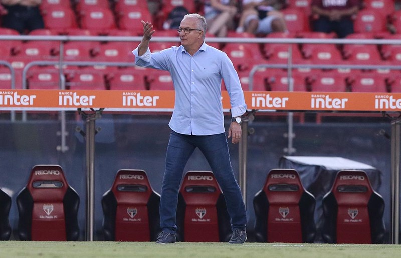 ‘Sou o técnico, sou o responsável e estou trabalhando para reverter’, diz Dorival