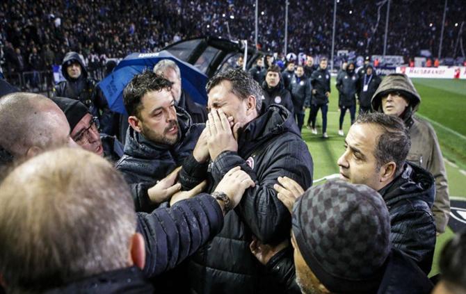 Jogo entre PAOK e Olympiacos na Grécia é suspenso após técnico ser ferido no olho