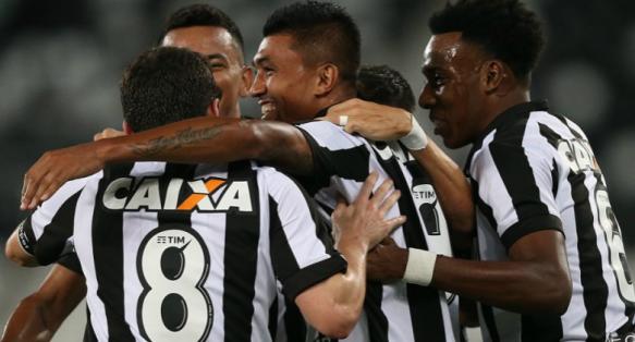 Kieza festeja gol da vitória do Botafogo, focado na Taça Rio