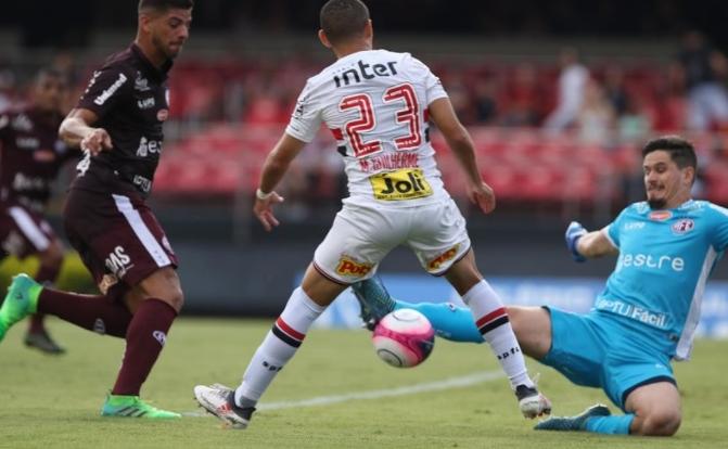 Tadeu, goleiro da Ferroviária, foi um paredão para o ataque Tricolor