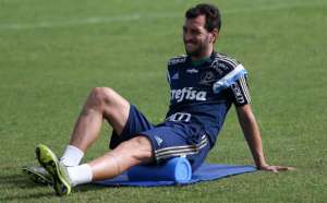 Paulistão: Zagueiro sente dores no quadril e deixa mais cedo treinamento do Palmeiras