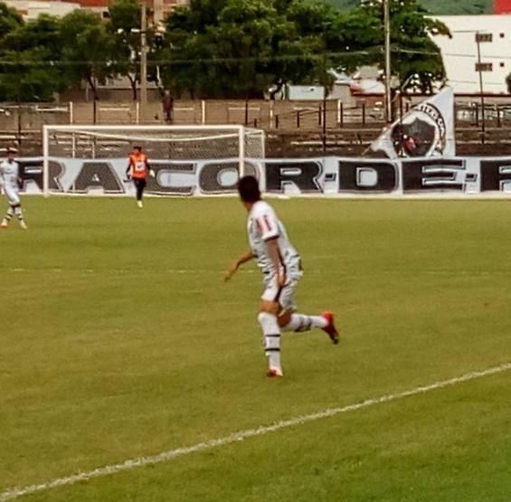 Democrata vence e deixa a lanterna