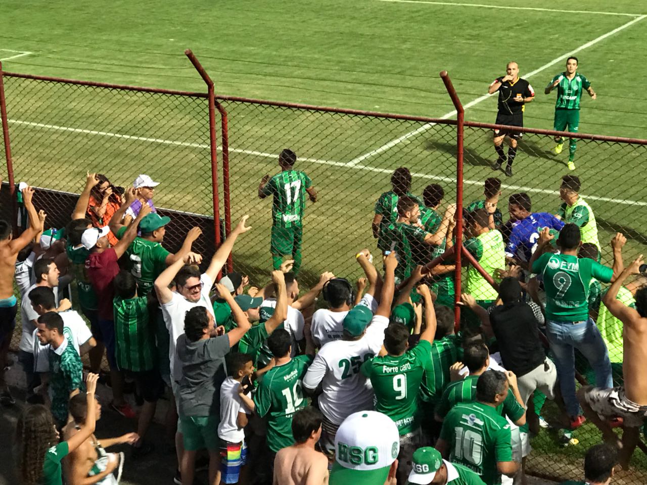 Torcedor bugrino exibe sorriso de orelha a orelha, independentemente de acesso