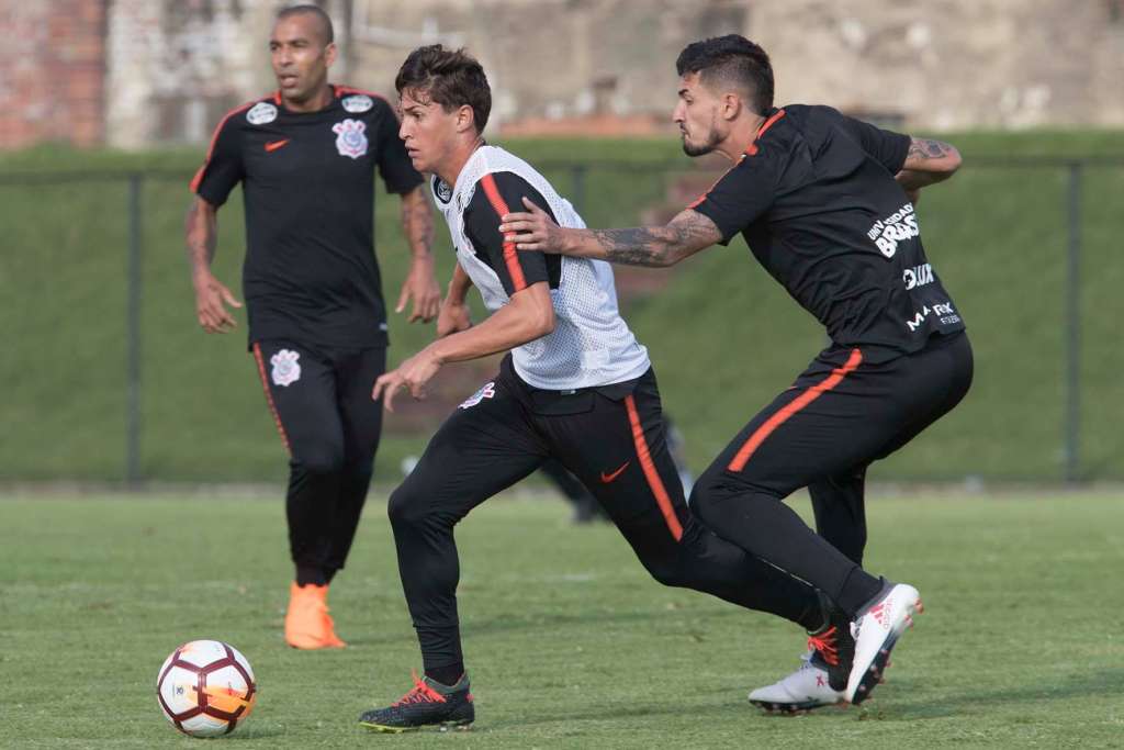 Matheus Vital (de colete) foi confirmado como titular do Corinthians na estreia da Libertadores (Foto: Daniel Augusto JR/Agência Corinthians)