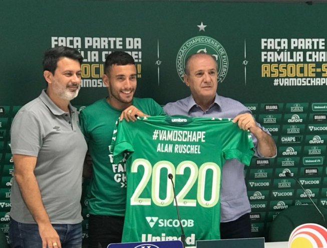 Catarinense: Alan Ruschel renova contrato por três anos com a Chapecoense