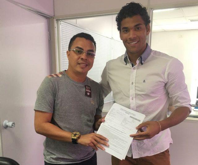 Supervisor Edivaldo Silva foi até Curitiba levar o contrato para Warleson assinar, e o goleiro já está no BID (Foto: Divulgação)  