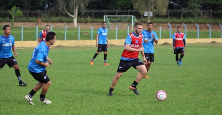 Burrão tenta se aproveitar do momento ruim da Lusa (Foto: Caíque Toledo / Taubaté)