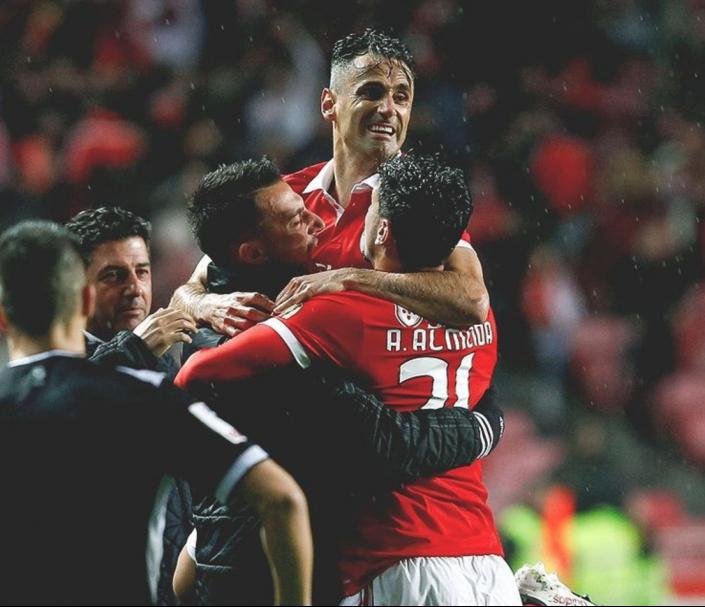 PORTUGUÊS: Ex-atacante de Guarani e Santos chega a 30 gols pelo Benfica nesta edição