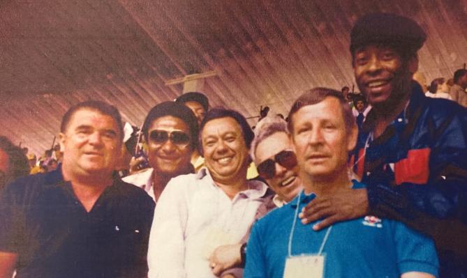 Da esquerda: Puskas, Eusébio, Juarez, Júlio Mazzei (de óculos), Kopa e Pelé em 1986.