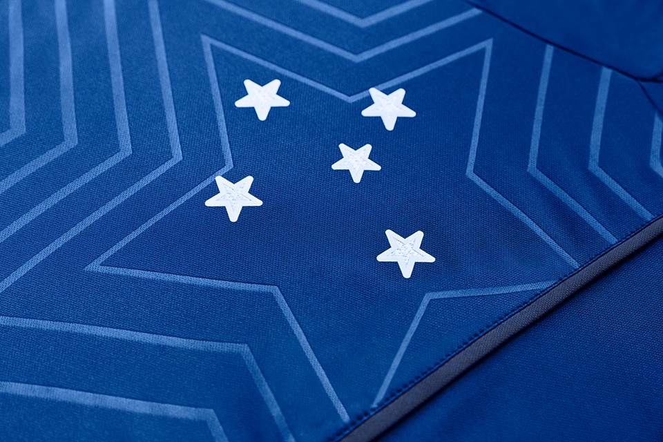 Invicto no Mineiro, Cruzeiro apresenta seu novo uniforme para 2018 2 0002050299285 img