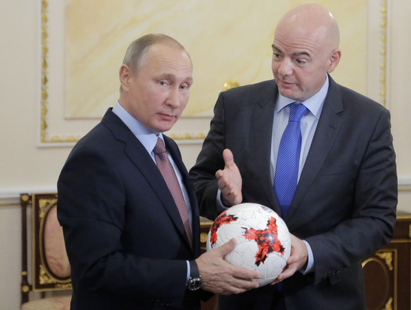 Putin bate bola com Infantino no Kremlin a cem dias do início da Copa