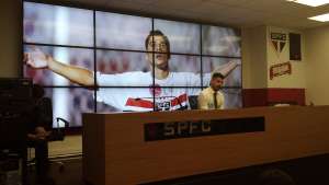 Cicinho anuncia aposentadoria aos 37 anos e recebe homenagens do São Paulo