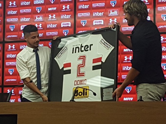 Cicinho ganhou uma camisa comemorativa das mãos de Lugano