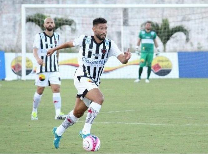 Hiroshi quer se firmar entre os titulares (Foto: Divulgação / Botafogo-PB) 