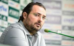 Na França, Alexandre Mattos busca novo zagueiro para o Palmeiras