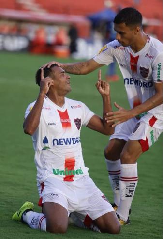 Linense comemora o gol da vitória que o deixou vivo no Paulistão