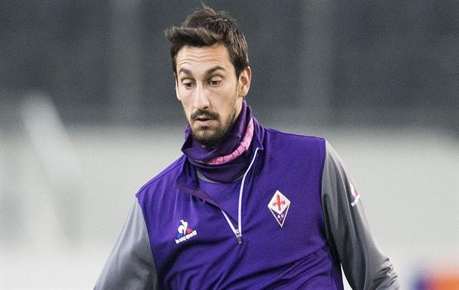 Buffon, Chiellini e Totti se unem à multidão de fãs no funeral de Astori
