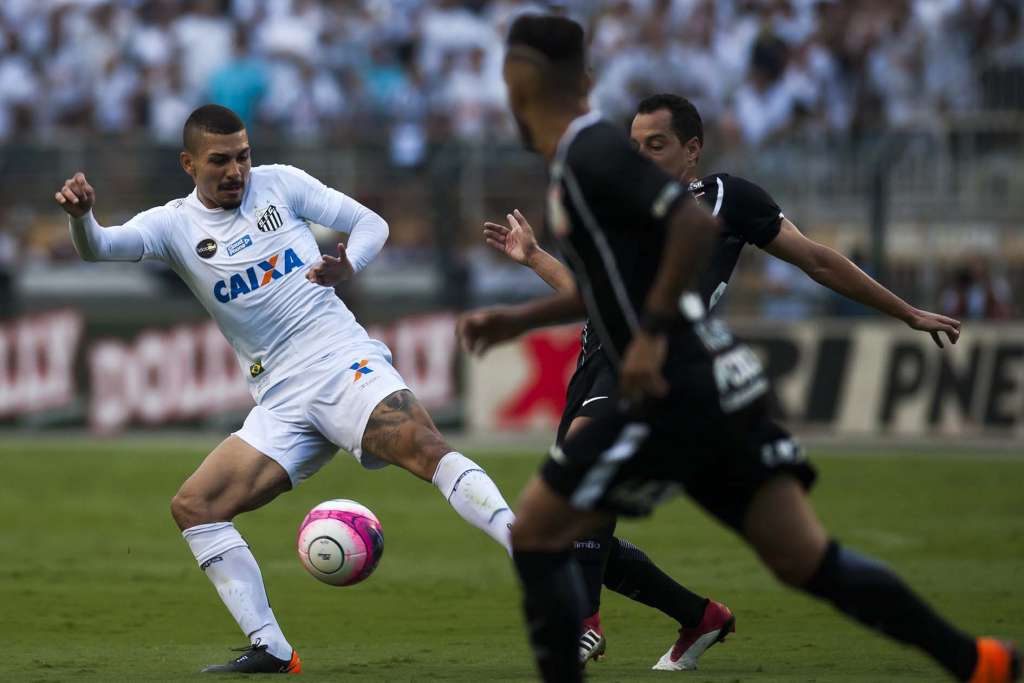 Alisson atuando no clássico contra o Corinthians (Foto: Santos / Flickr)