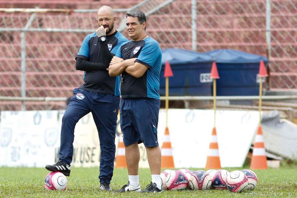 Tuca Guimarães acompanha de perto o treinamento do Nacional nessa sexta-feira (Foto: Ale Vianna/ Divulgação Nacional)