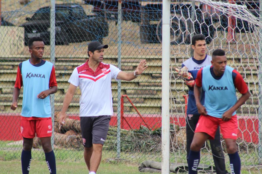 Max Sandro tenta evitar rebaixamento do Vermelhinho (Foto: Thiago Bassan / Audax)