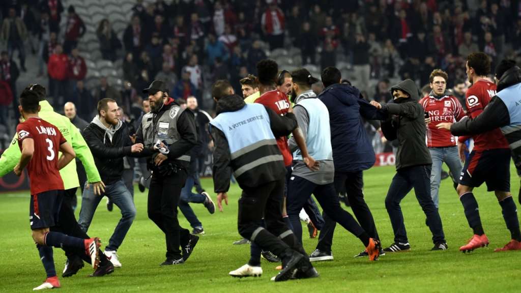 Torcedores invadem gramado e tentam agredir jogador do Lille: Thiago Mendes e Thiago Maia estariam entre os agredidos