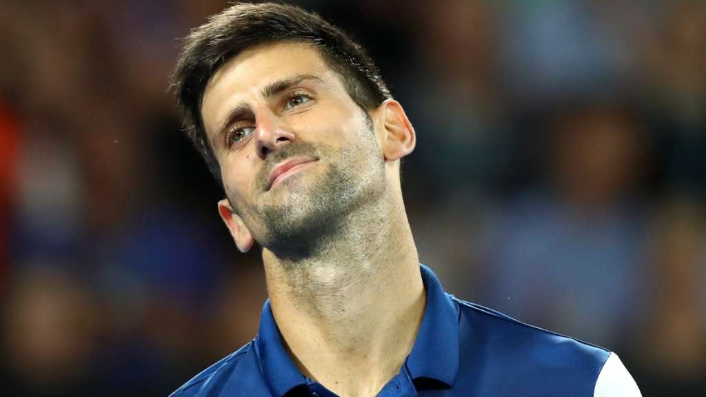 Djokovic cai para japonês em Indian Wells e Federer vence jogo parado