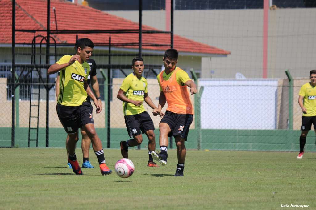 Renan Mota foca em duelo do Figueirense com o Atlético-MG pela Copa do Brasil